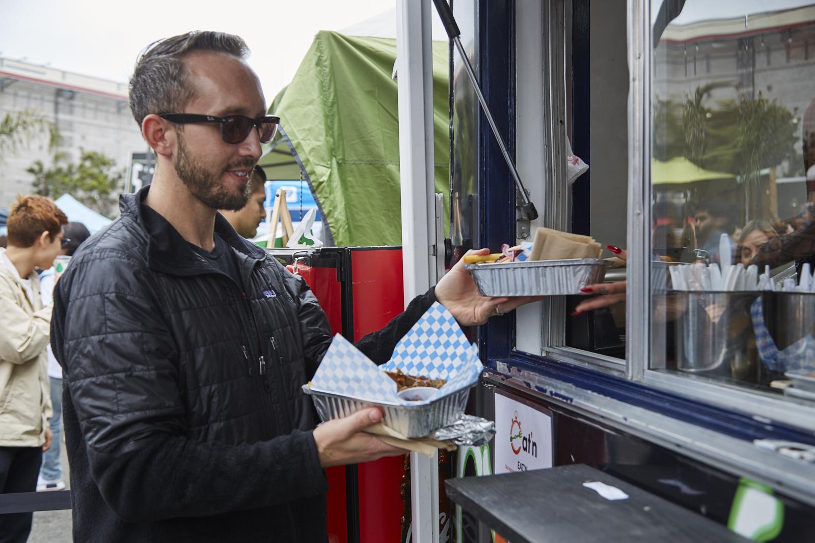 Guest at Acocadocon gets food